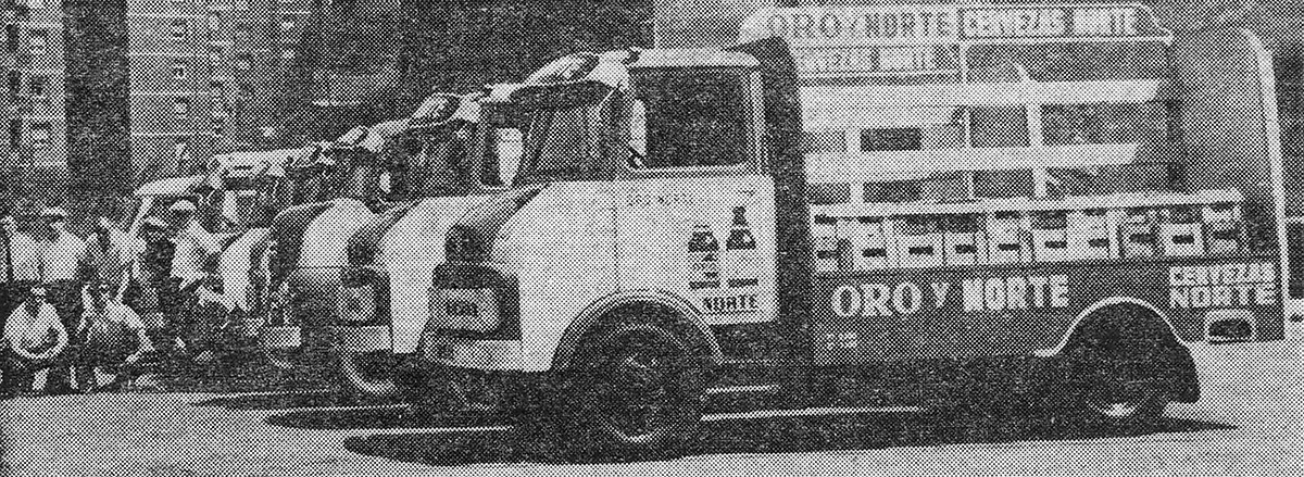 Camiones de reparto de La Cervecera del Norte. Imagen cortesía de El Correo. 1966.
